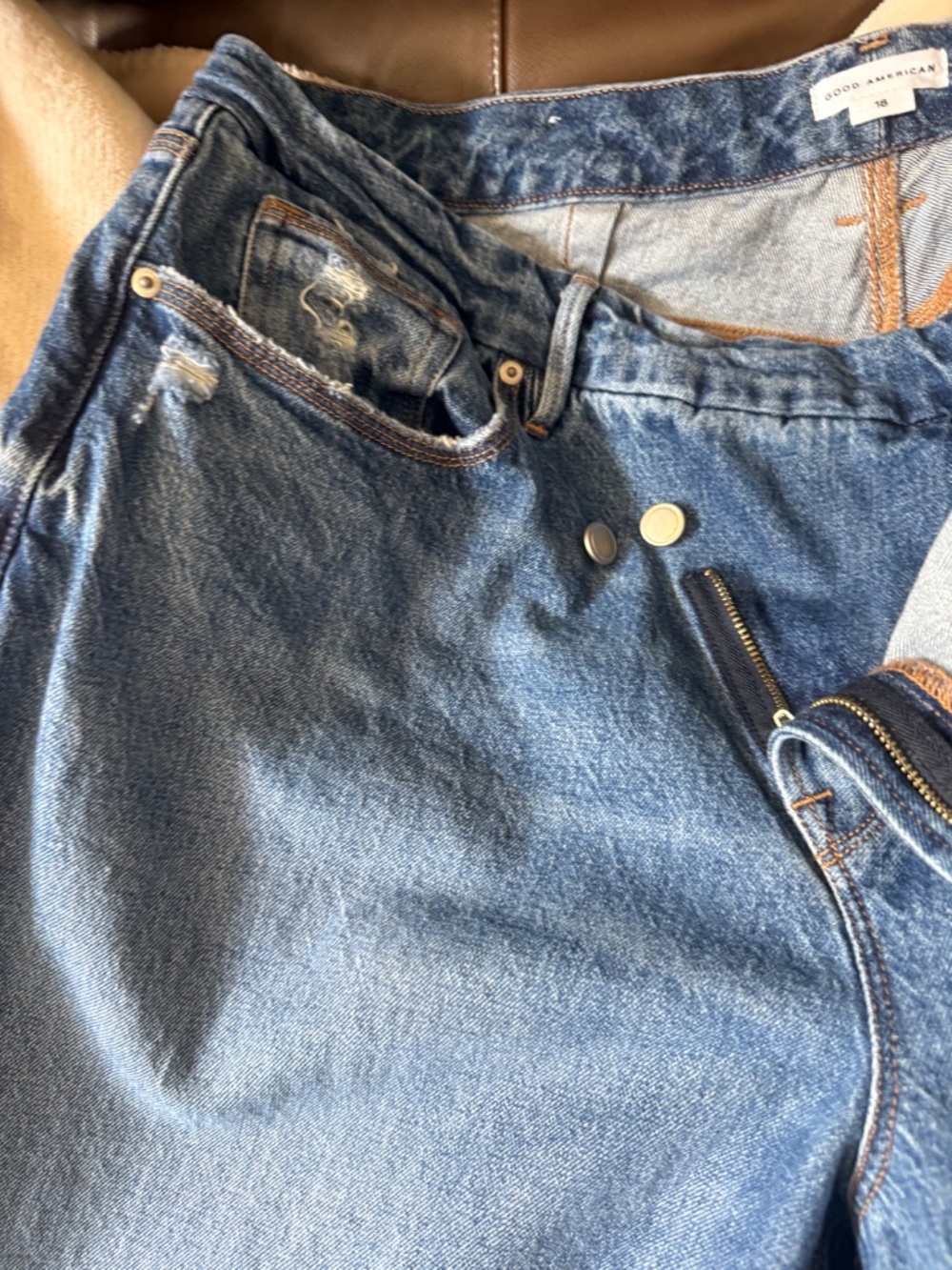 Good American Wide leg jeans with asymmetrical button - Picture 2 of 3